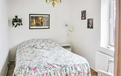 a bedroom with a bed with a floral bedspread at Holiday Home Bakkegårdsvej in Vesløs
