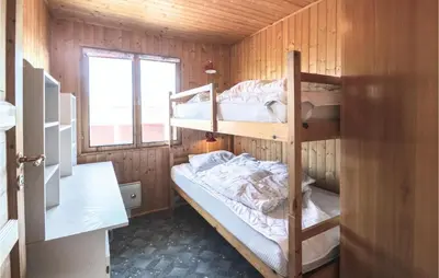 a room with two bunk beds in a cabin at Holiday Home Svenstibakkevej Frøstrup Iv in Frøstrup