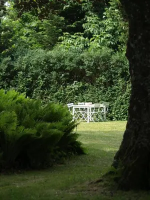 a white picnic table in the middle of a park at Fadeburet på Skibstedgaard in Tvolm