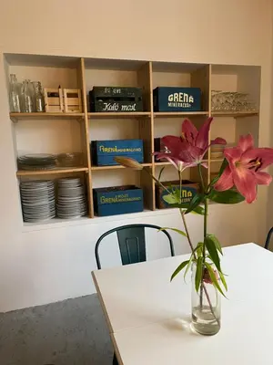 a vase with a flower sitting on a table at Room 5 - Hawkraft kulturhotel in Vestervig