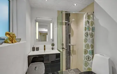 a bathroom with a shower and a sink at 3 Bedroom Nice Home In Fur in Fur