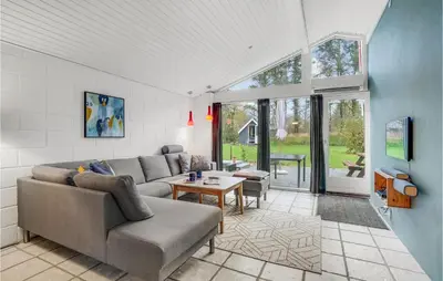 a living room with a couch and a table at Pet Friendly Home In Spøttrup With Wifi in Spottrup