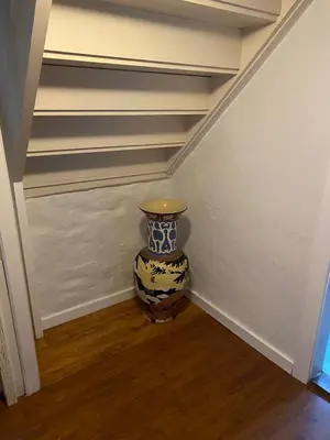 a vase sitting in the corner of a room at 200 m til havet - fri adgang til svømmehal in Thyborøn