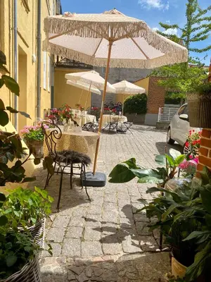 a patio with an umbrella and a table and chairs at Skuespiller Centralen in Viborg