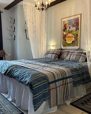 a bedroom with a bed with a painting on the wall at Skuespiller Centralen in Viborg